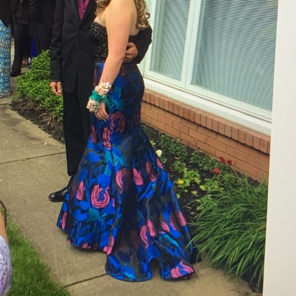 PROM DRESS ** GREAT CONDITION** WORN ONCE - Picture 4 of 9
